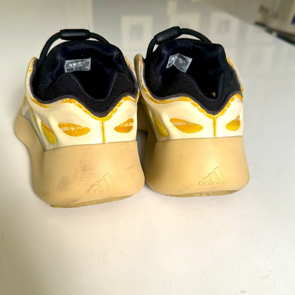 Yeezy 700 V3 'Mono Safflower' - Picture 4 of 8